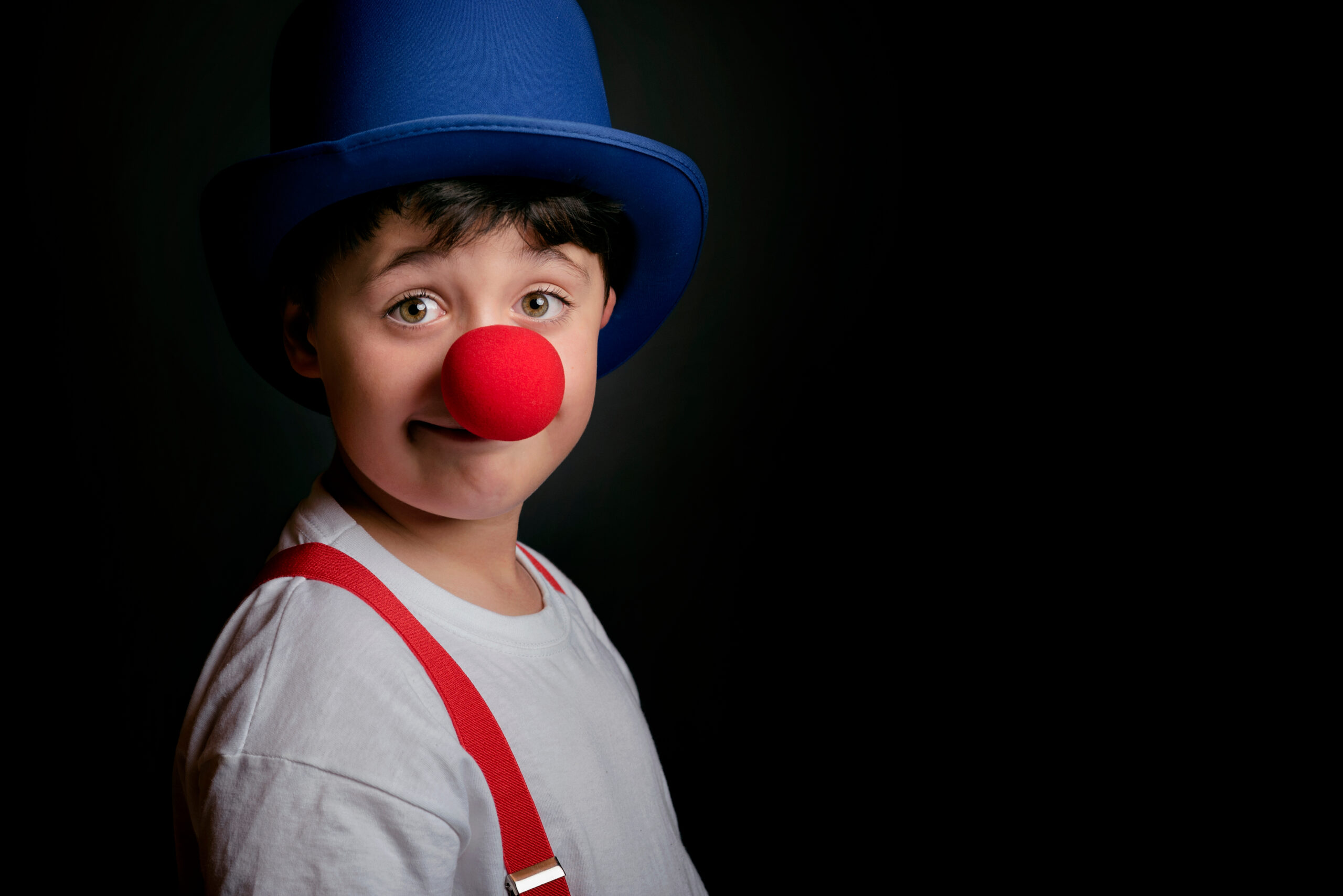 niño con nariz de payaso