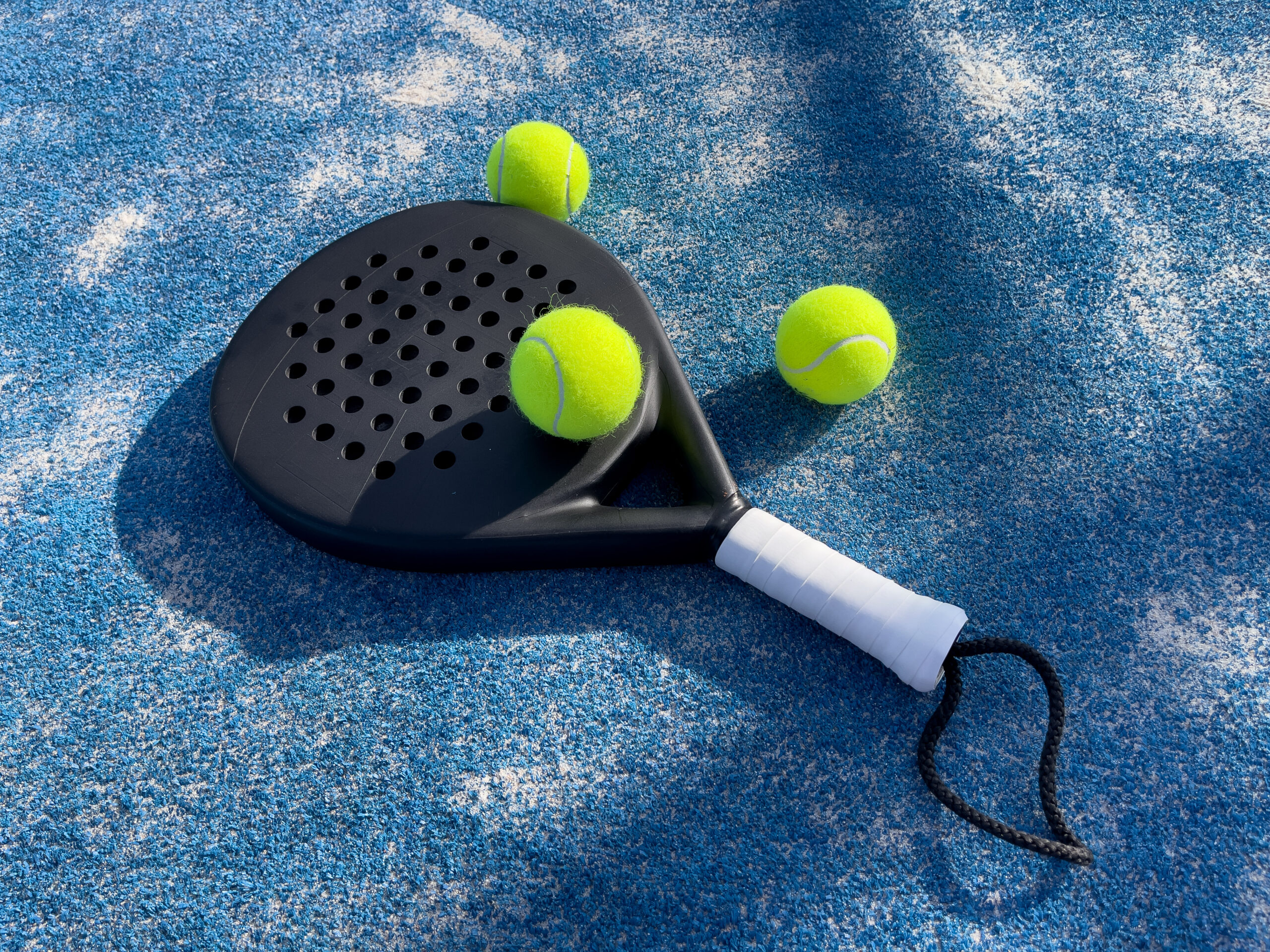 padel tennis, paddel tenis balls and rackets